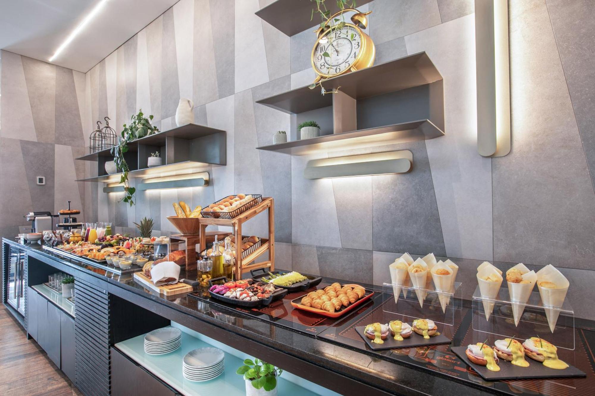 Готель Melia Jardim Europa Сан-Паулу Екстер'єр фото A buffet at a hotel